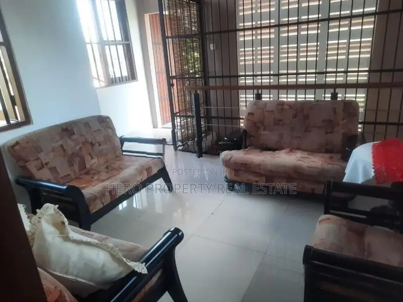 Upstairs House for Rent in Akkarapanaha