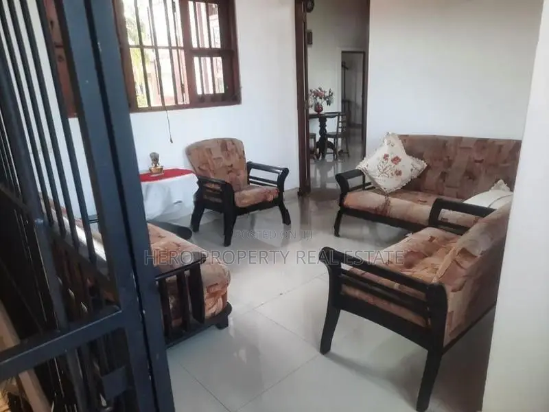Upstairs House for Rent in Akkarapanaha