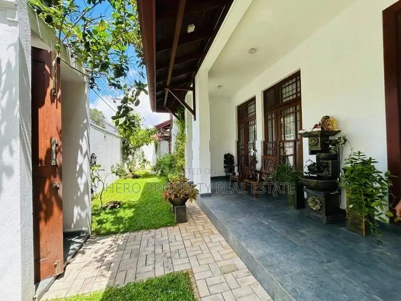 Modern House with 8 bedrooms and bathrooms for Rent in Pannipitiya