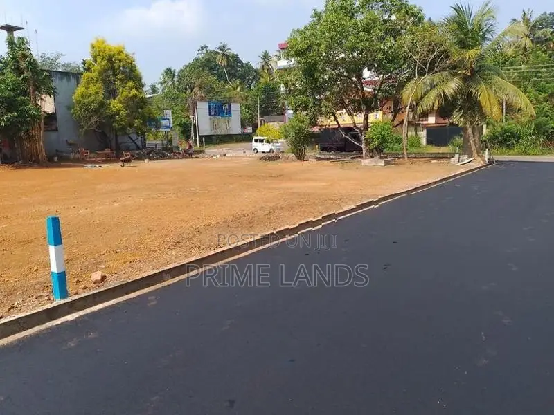 ගාල්ල බද්දෙගම පුධාන පාරට මුහුණලා බිම්කොටස්