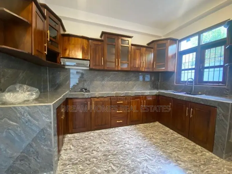 Fully Equipped 3-Storey House for Sale – Enderamulla