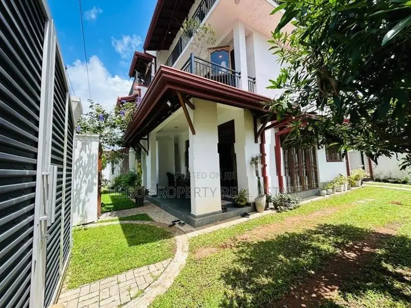 Modern House with 8 bedrooms and bathrooms for Rent in Pannipitiya