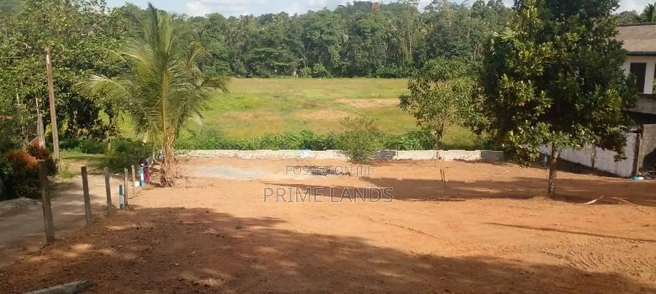 කඩවත වෑබඩ පාරෙන් සුන්දර වෙල්‍ යායකට මුහුණලා බිම්කොටස්