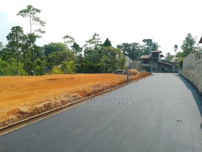 ගාල්ල බද්දෙගම පුධාන පාරට මුහුණලා බිම් කොටස්