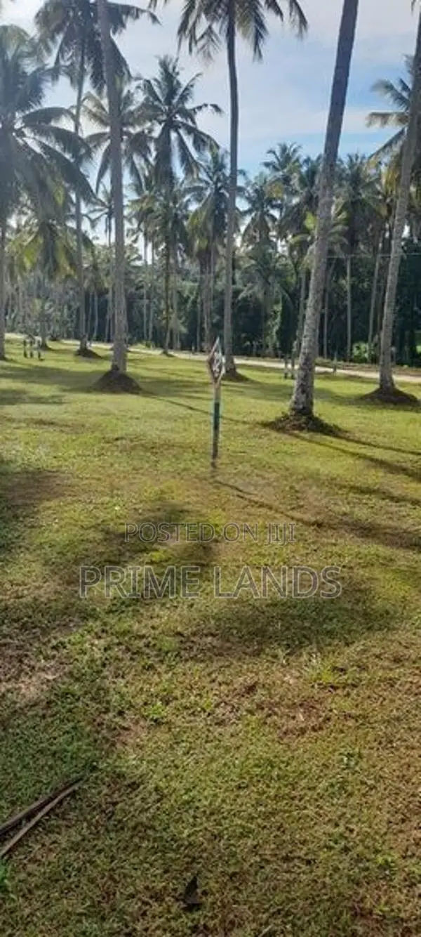 ගම්පහ මිරිස්වත්ත කොළඹපාරෙන් බිම්කොටස්