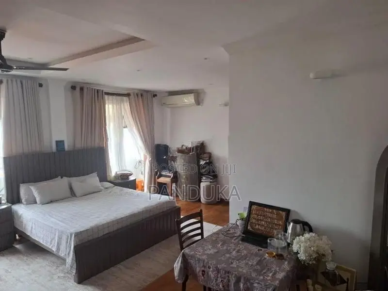 5 bedrooms penthouse apartment for rent in Colombo 4