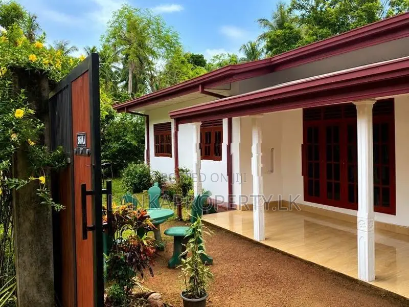 House For Sale in Ambaraluwa, Weliweriya