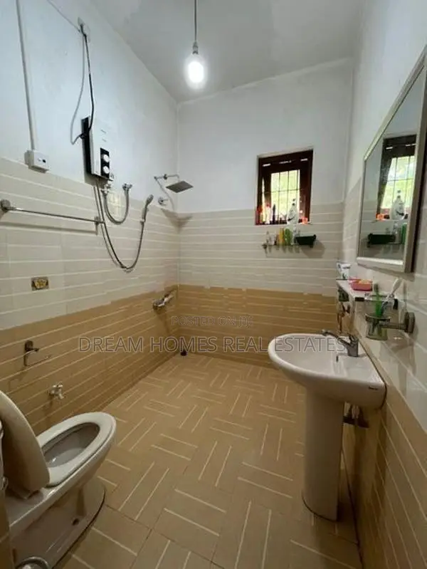 Spacious 5-Bedroom Modern House – Asiri Place, Kadawatha