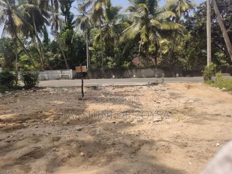 අහුන්ගල්ල – ගාලු පාර අයිනේ වටිනා ඉඩමක් විකිණීමට