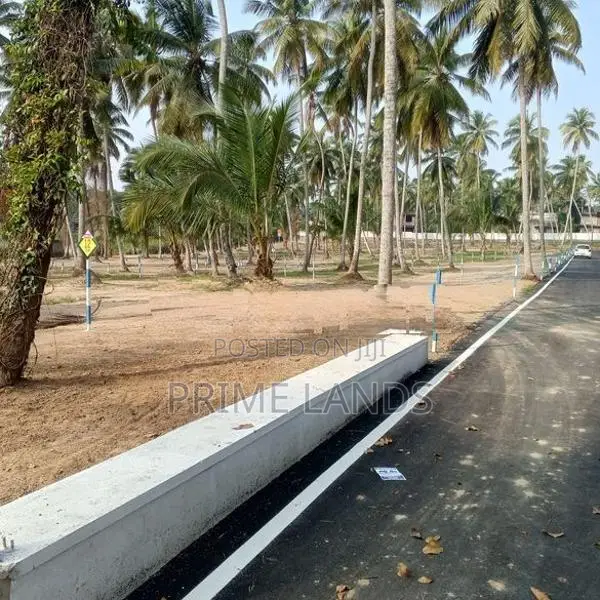 මිනුවන්ගොඩ ගම්පහ බස් මාර්ගයට මුහුණලා බිම්කොටස්