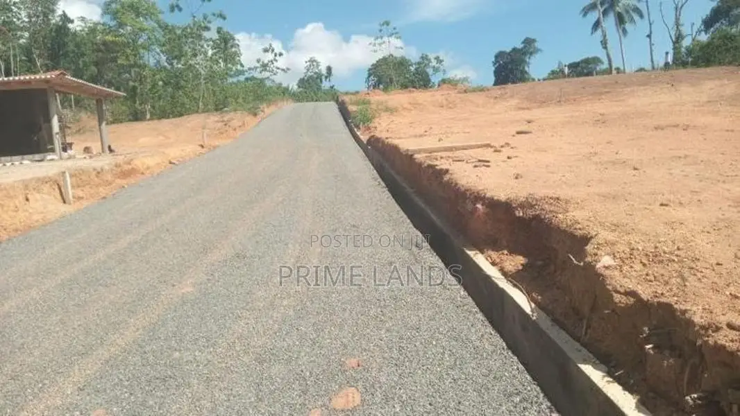 අලුත්වල නගරයට ආසන්නව බිම් කොටස්