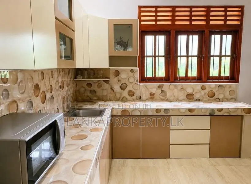 House For Sale in Ambaraluwa, Weliweriya