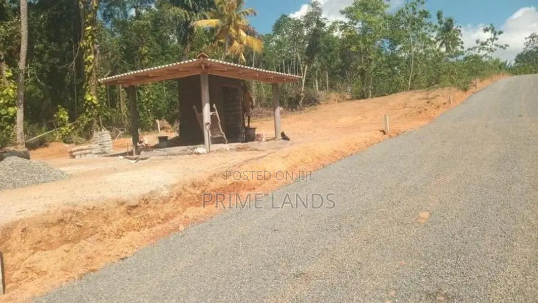අලුත්වල නගරයට ආසන්නව බිම් කොටස්