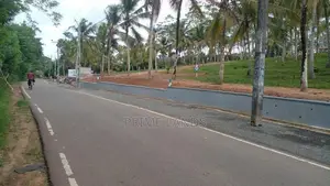 අහංගම සංචාරක කලාපයට ආසන්නව බිම් කොටස්