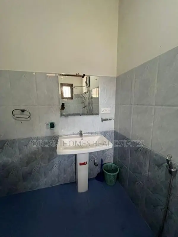 Spacious 5-Bedroom Modern House – Asiri Place, Kadawatha
