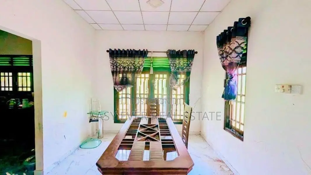 පාදුක්ක නගරයෙන් අංගසම්පූර්ණ නිවසක් / KK 15073