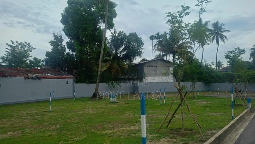 කටුනායක මීගමුව පාරට මීටර් 50යි බිම්කොටස්