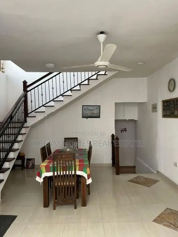 Spacious 5-Bedroom Modern House – Asiri Place, Kadawatha