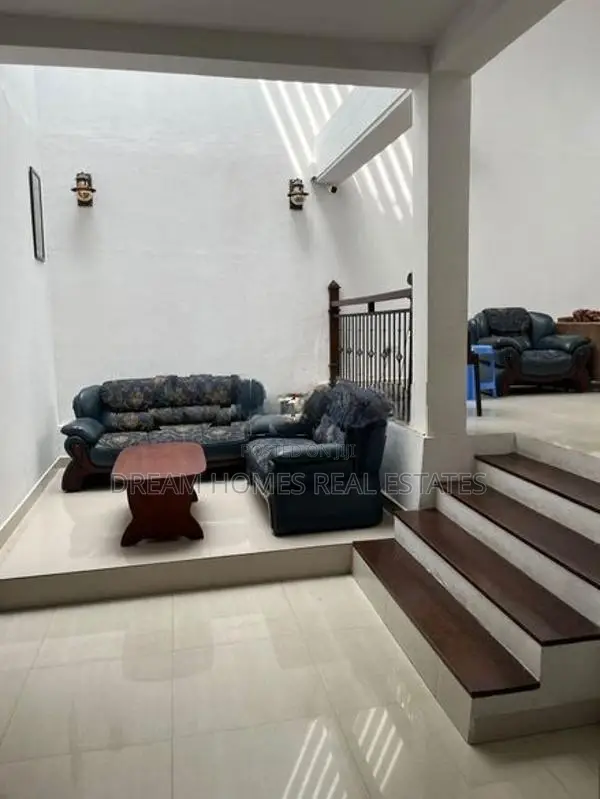 Spacious 5-Bedroom Modern House – Asiri Place, Kadawatha
