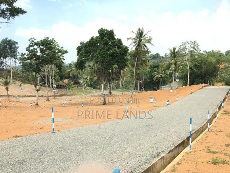 සුන්දර මාකාවිට වැවට මුහුණලා බිම් කොටස්