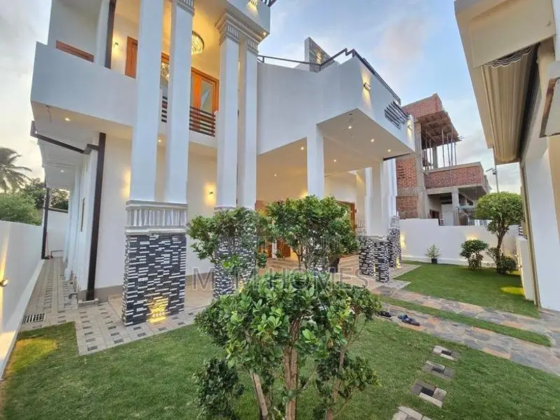 සුඛෝපභෝගි අංගසම්පූර්ණ තෙමහල් නිවස විකිණීමට කදිරාණ තිඹිරිගස්කටුවම මීගමු
