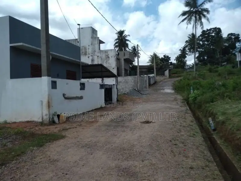 මීගොඩ ආටිගල පාරෙන් බිම් කොටස් විකිණීමට
