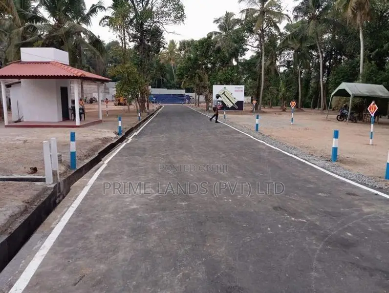බොකුන්දර මකුළුදූව පාරෙන් බිම් කොටසක් විකිණීමට
