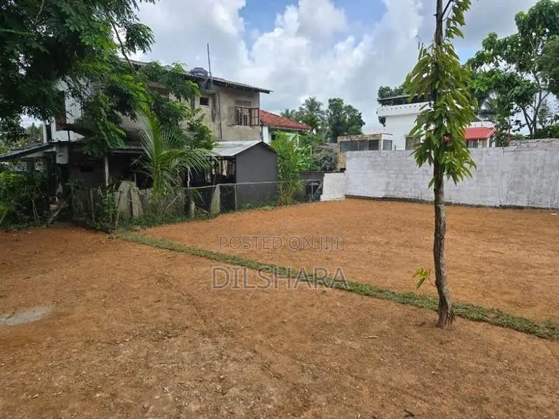 Yakkala නුවර පාරට සීමිත දුරකින් වටිනා බිම් කොටස් කිහිපයක්