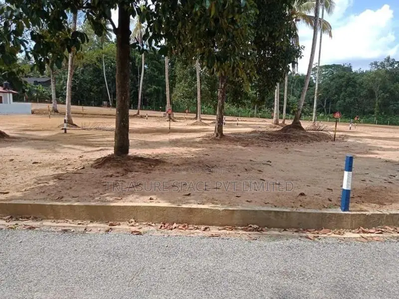 Land for Sale at Padukka Near Ruwanpura Highway Entrance