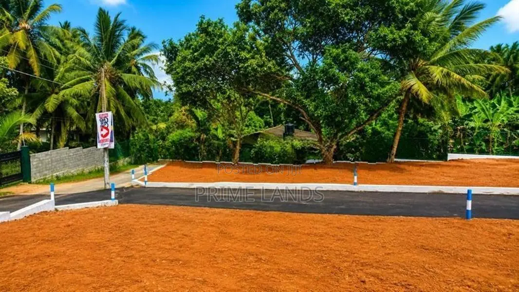 නුවර-කොළඹ බස්පාරට නුදුරින් අගනා නෙවාසික බිම් කොටස් විකිණීමට