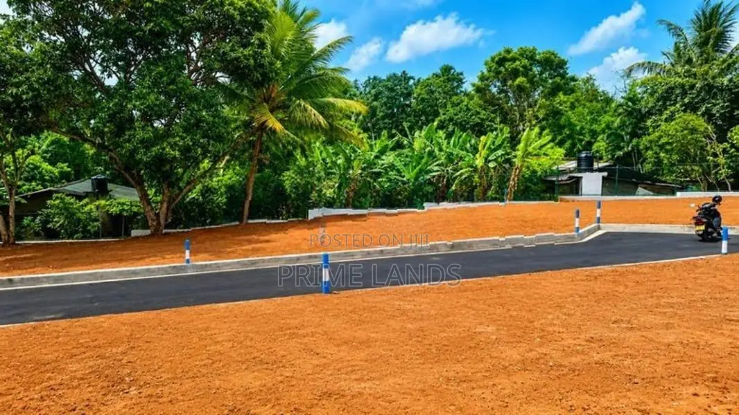 නුවර-කොළඹ බස්පාරට නුදුරින් අගනා නෙවාසික බිම් කොටස් විකිණීමට
