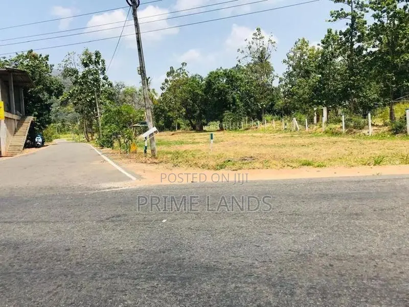පන්නම්පිටිය හන්දියට නුදුරින් අගනා ඉඩමක් අපෙන්