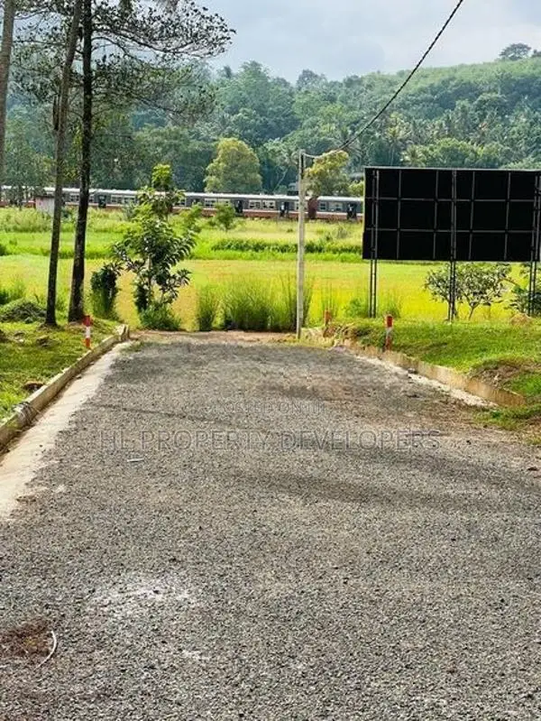 මීරිගම සුන්දර වෙල් යායකට මුහුණලා බිම් කොටස්