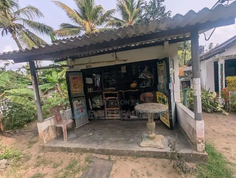 වෙියන්ගොඩ බාදුරාගොඩ පාරෙන් පර්චස් 17ක කඩ කාමරයක් සමග නිවස / ST 15202