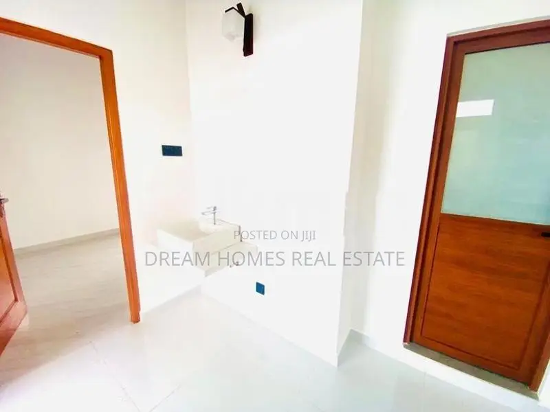 5-Bedroom House for Sale in Piliyandala