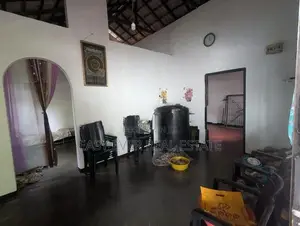 වෙියන්ගොඩ බාදුරාගොඩ පාරෙන් පර්චස් 17ක කඩ කාමරයක් සමග නිවස / ST 15202