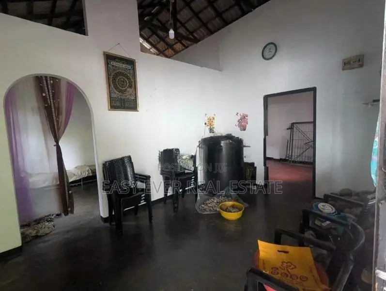 වෙියන්ගොඩ බාදුරාගොඩ පාරෙන් පර්චස් 17ක කඩ කාමරයක් සමග නිවස / ST 15202