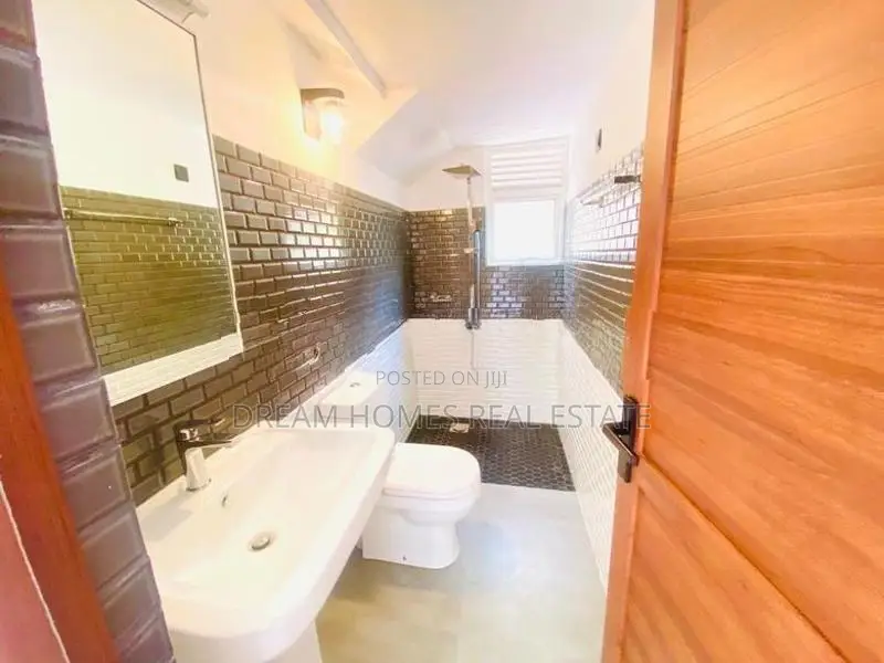 5-Bedroom House for Sale in Piliyandala