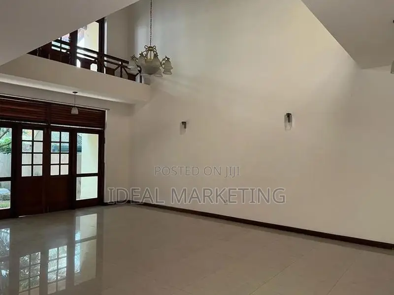 5 Bedroom Spacious House for Sale - Boralesgamuwa (EM1052)