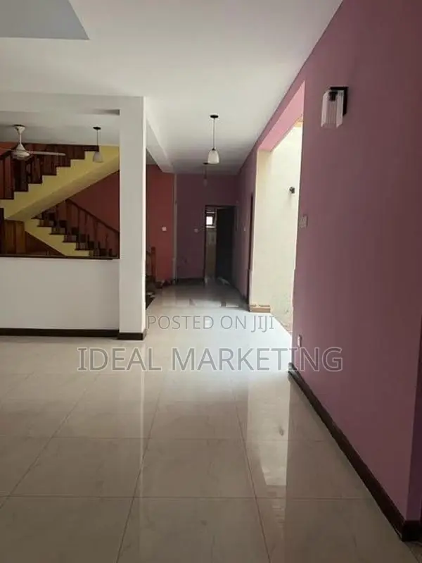 5 Bedroom Spacious House for Sale - Boralesgamuwa (EM1052)