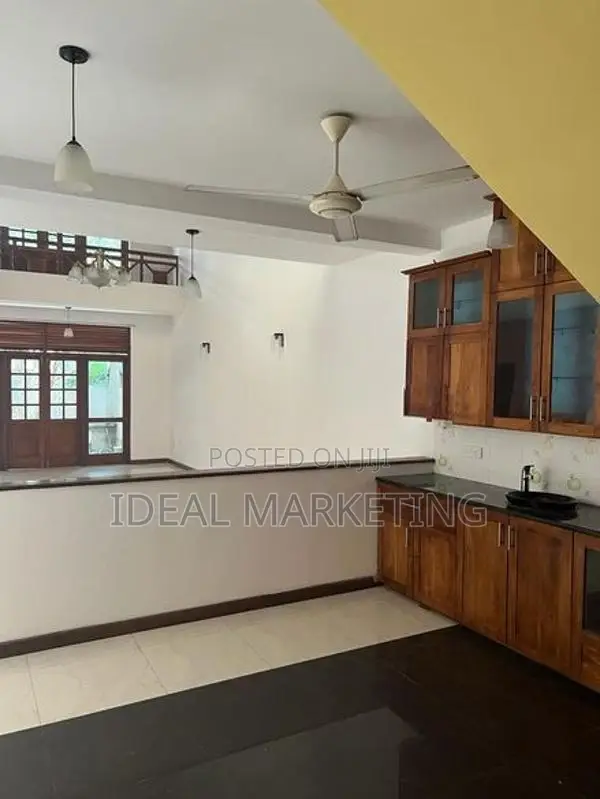 5 Bedroom Spacious House for Sale - Boralesgamuwa (EM1052)