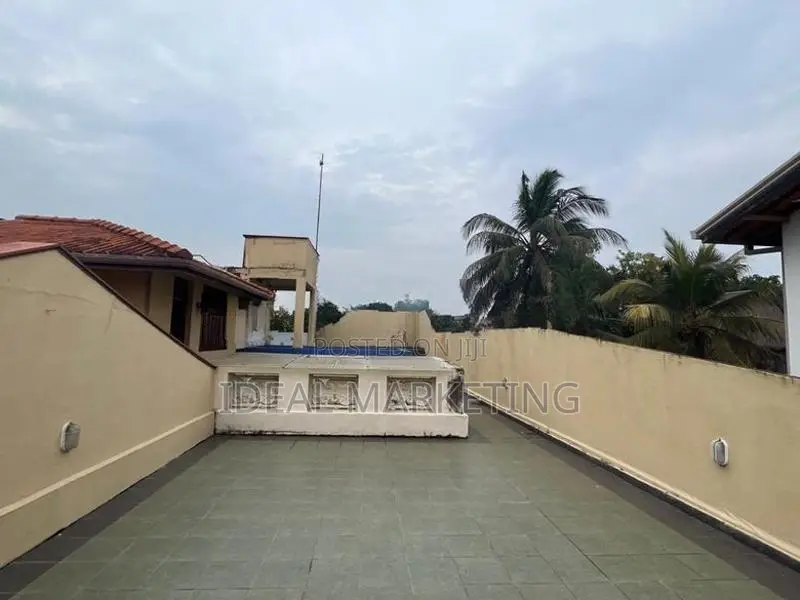 5 Bedroom Spacious House for Sale - Boralesgamuwa (EM1052)