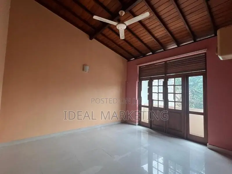 5 Bedroom Spacious House for Sale - Boralesgamuwa (EM1052)