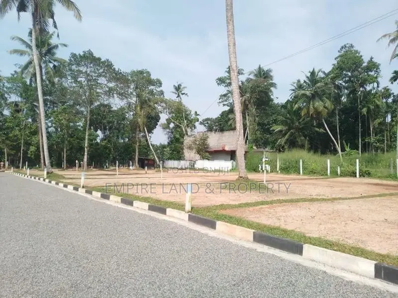 120 බස් පාරට ඇවිදින දුරින් පොල්ගස්ඕවිට පදිංචි වෙන්න