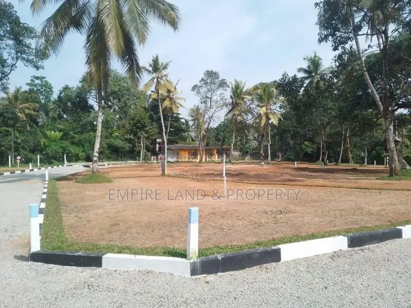 120 බස් පාරට ඇවිදින දුරින් පොල්ගස්ඕවිට පදිංචි වෙන්න