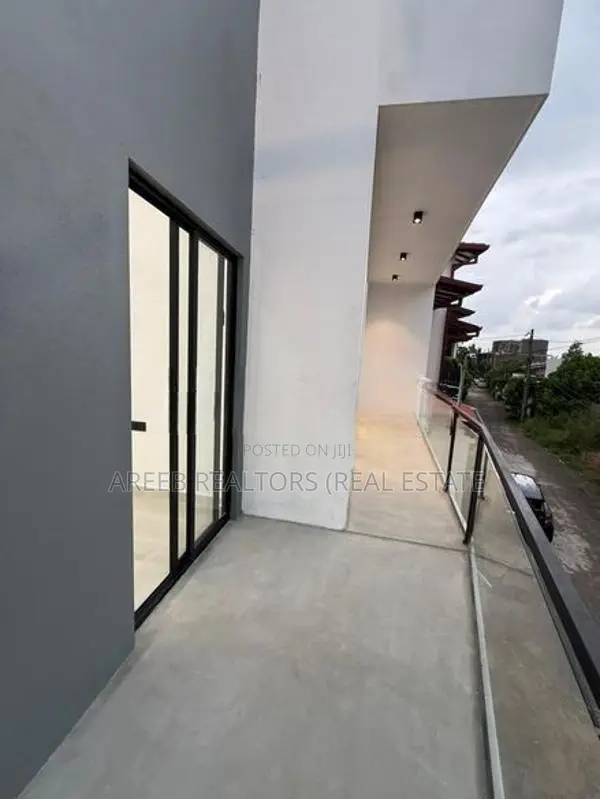 Modern Luxury House for Sale in Athurugiriya