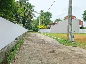 හබරකඩ, කුඹුරු යායකට මුහුණලා පිහිටි ඉඩමක් විකිණීමට. (ID : HBRK005S)