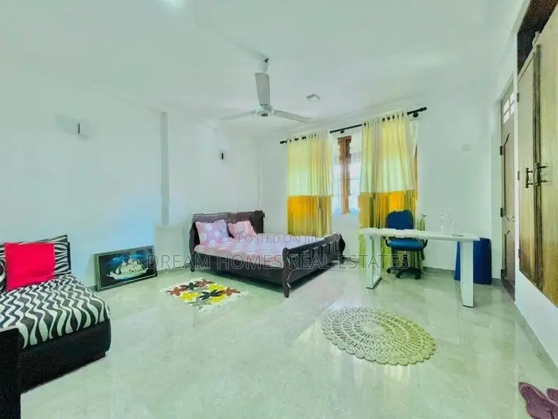 Spacious Two-Unit Luxury House for Sale – Kiribathgoda
