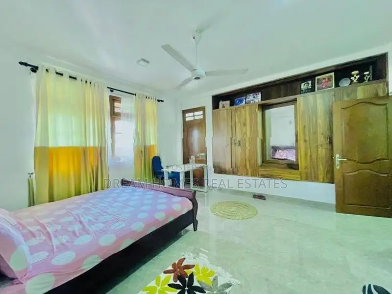 Spacious Two-Unit Luxury House for Sale – Kiribathgoda