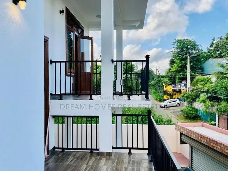 Spacious Luxury Residence with Grand Rooftop – Kadawatha